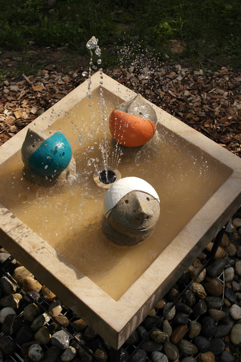 Bildhauerei KloppTokk arbeitet an Skulpturen aus Sandstein genannt die Badegästen