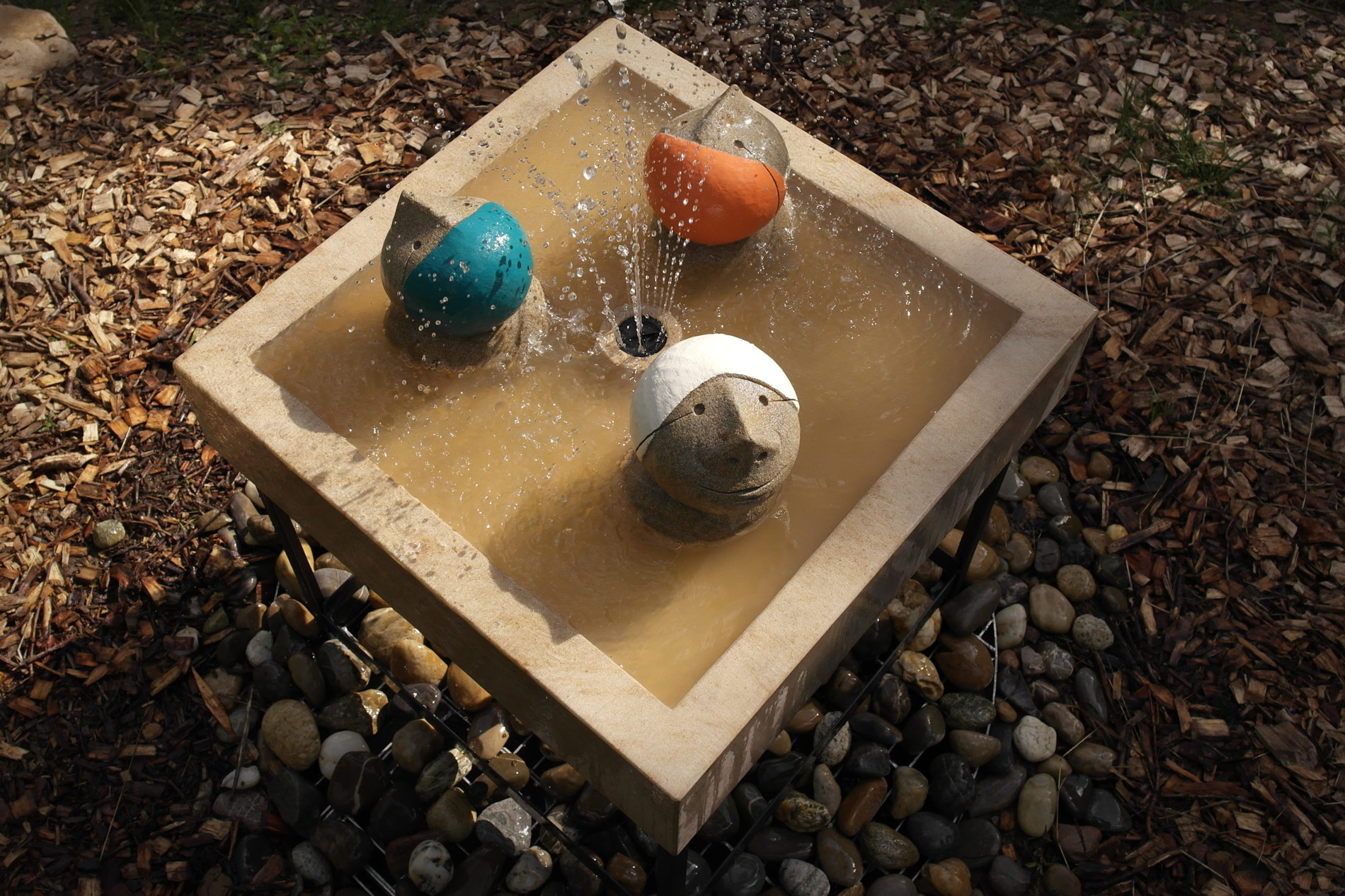 Brunnen mit Wasserspiel und Schwimmern für Garten Hof oder Terrasse